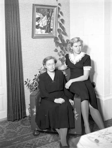 Fru Ellen Svensson och Ingrid Mjönäs.