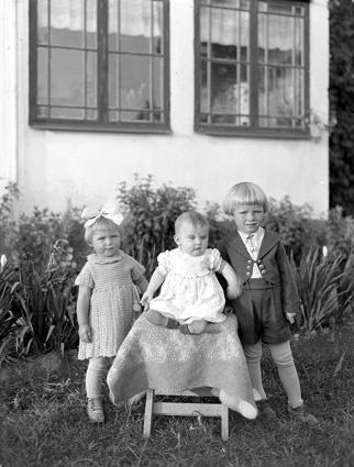 Asps Gustavssons och Olanders barn sittande Opp...