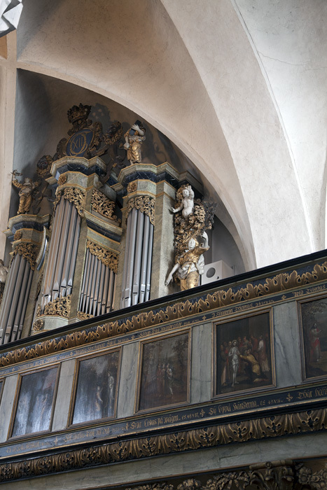 Kyrkorgeln på orgelläktaren i S:ta Maria kyrka ...