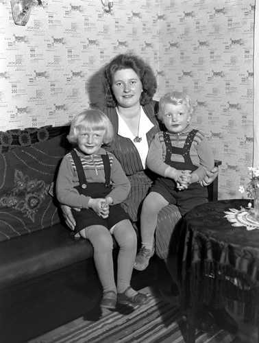Olle Bengtssons fru Ragna med  barnen Bengt och...