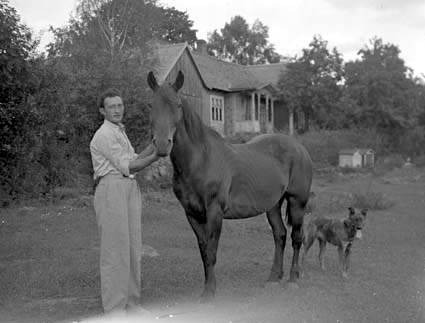 Johan Lindström med hästen.