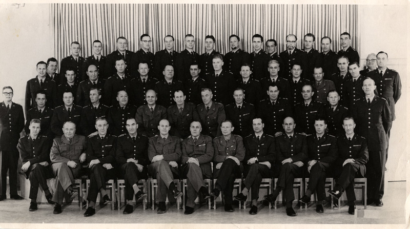 Gruppfoto av befälskåren vid I 6/ P 6. (Ca 1960).