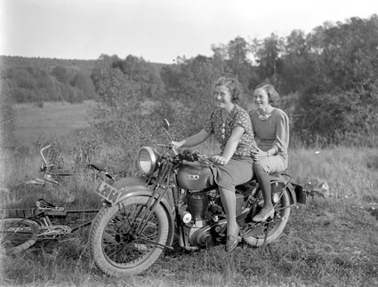 Maj-Britt And, Sonja Jönsson på motorcykel Mjönäs.