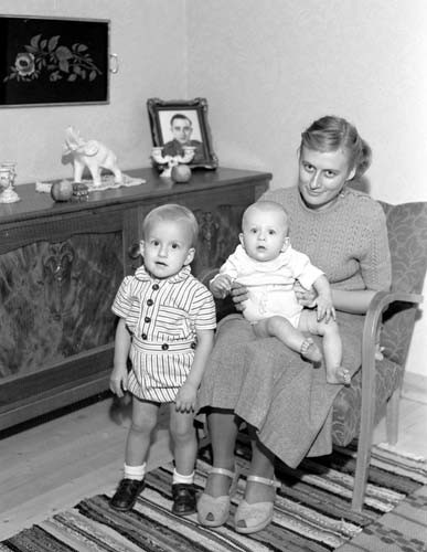 Lennart Perssons fru Inga-Greta o barnen. Vånga.