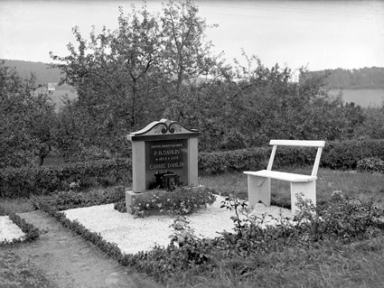 P. B. Dahlins gravvård med blommor Vånga.