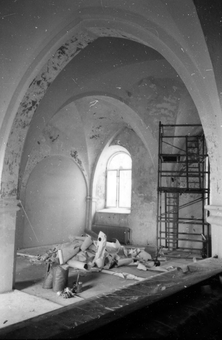Brunnby kyrka. Kalkmålningarna under konservering.