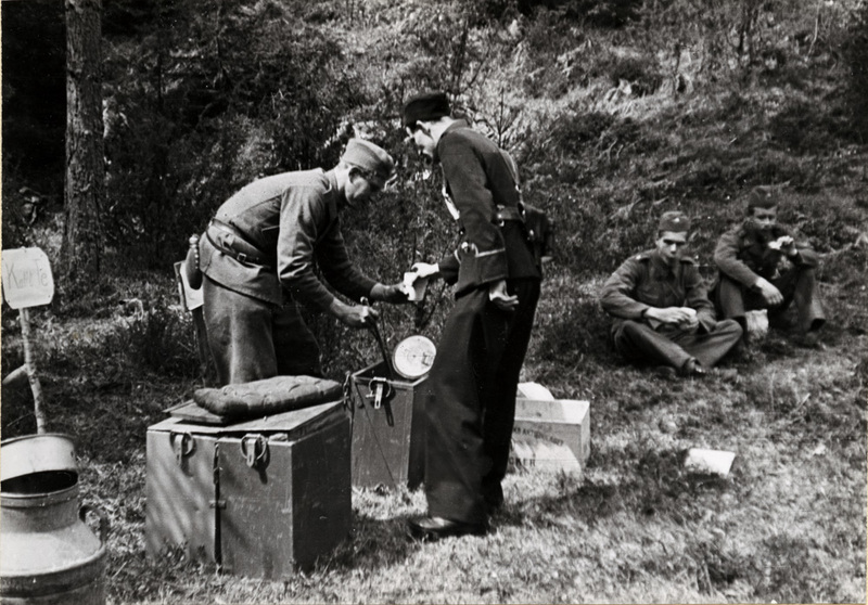 Soldater som blir serverade kaffe i skogsdunge....