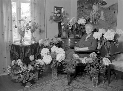 Fru Andersson m. blommorna 70 årsdag Fritorp.