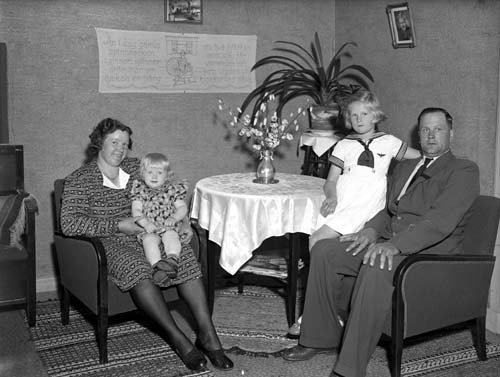 Albert Svensson familjen inne Nytorp.