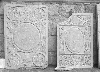 Två gravstenar lutade mot Heliga Trefaldighetsk...
