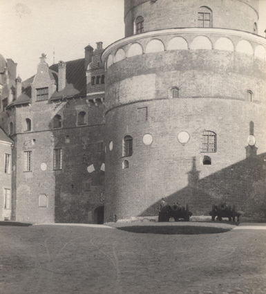 Gripsholm, 1917. Yttre borggården med griptornet.