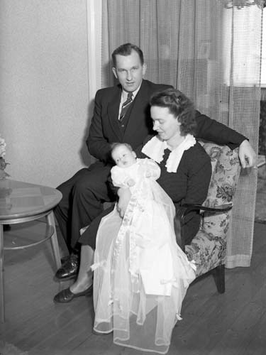 Brostedt tösen i dopklänning familjen Arkelstorp.