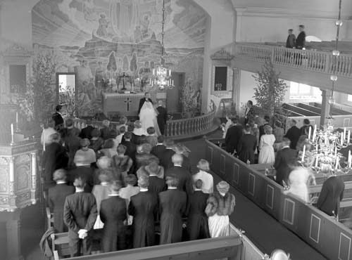Hilbert och Margareta Lindgrens bröllop i kyrka...