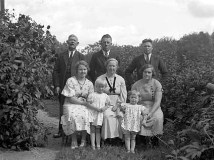 Olof och Nilla Nordahl med familj.Röetved