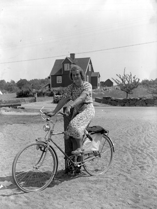Greta Svensson på cykel Röetved.