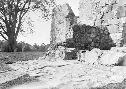 Rya kyrkoruin. Ruinens södra sida. Stenläggning...