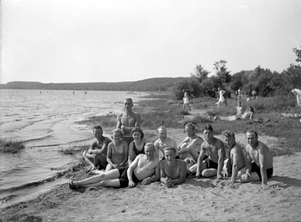Sjöholmen Ringsjön, badstranden grupp sittande.