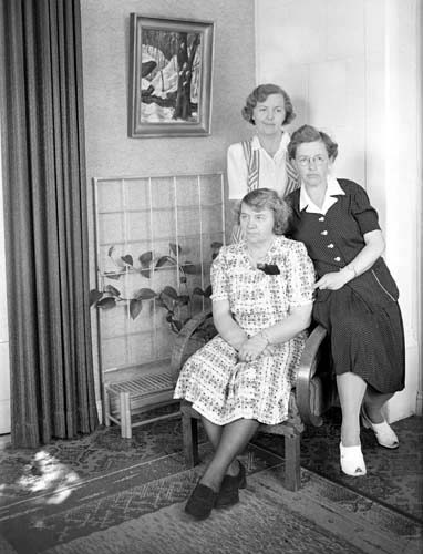 Fru Ellen Svensson + 2 systrar Mjönäs.