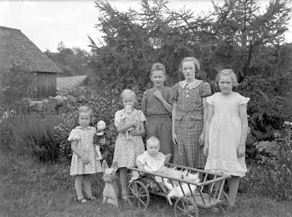 Nils Oredsson 6 barn minste i vagn ute Krogshult.