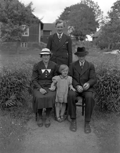 John Larsson familjen i trädgården Söndraby.