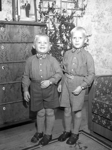 2 pojkar stående Lisetorp Fjälkinge.