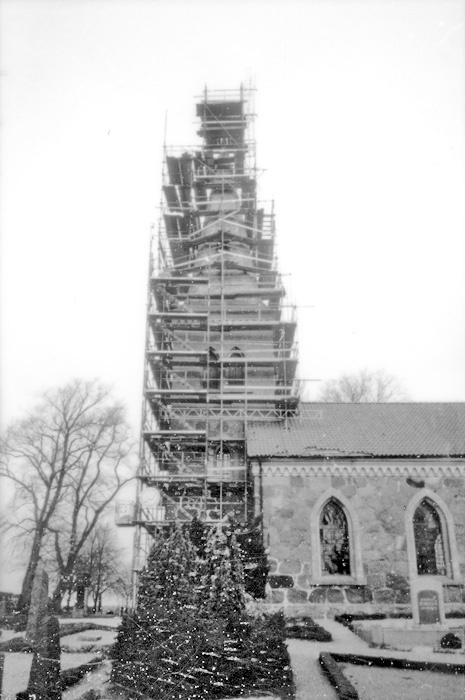 Västra Strö kyrka, före renoveringen av tornet ...