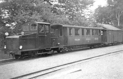 Älmeboda station 1937. Tågsätt med motorlok Nr:...