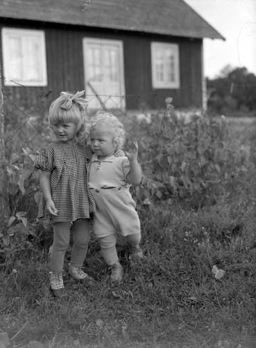 Olga och Joel Johanssons barn stående Staversvad.