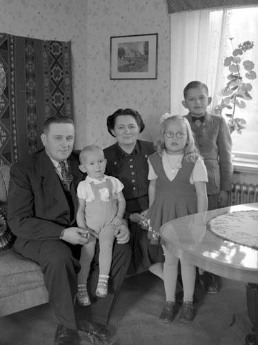 Tore och Essie Jeppsson med familj, Axeltorp. H...