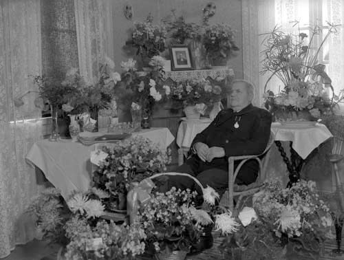 Hans Städe, 70-årsdagen m. blommor, Vånga.