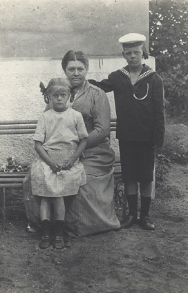 Mamma, Sven och Ingegerd Skelderviken 1915.