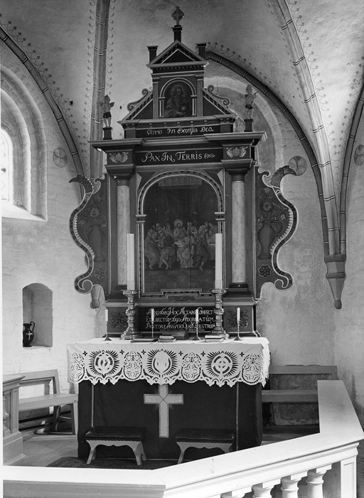 Altaruppsatsen tillverkad år 1688 av Johan Ande...