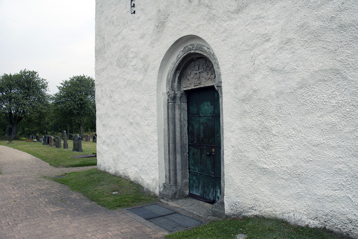 Kyrkporten till Linderöds kyrka. 2010-08-10.