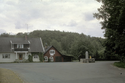Minnesstenen i Marklunda. Foto från sydväst.