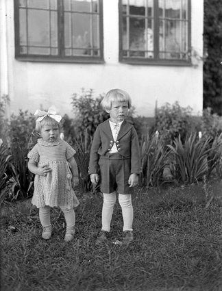 Asps Gustavssons barn stående Oppmanna.