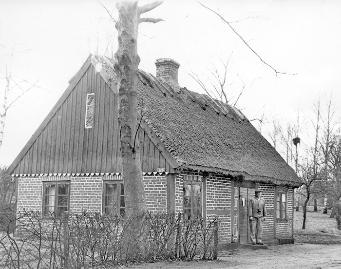 Husmanshus, f.d. skolhus. Byggd år 1818 (?). Om...