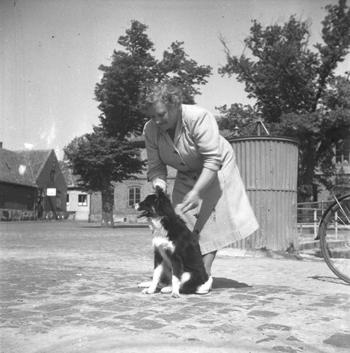 Fru Nilsson med Hund