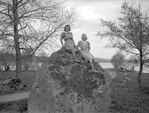 Aina Månsson och Gerd Olsson på sten, Furustad.