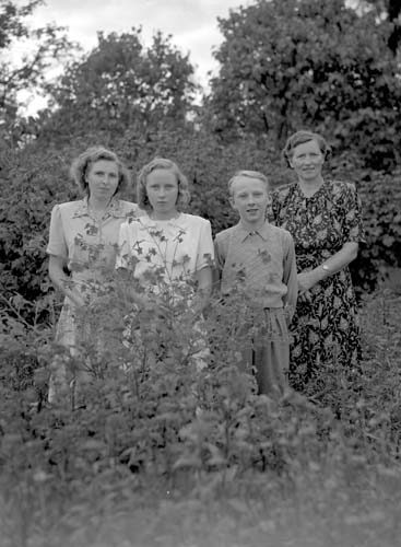Ulla, Gertrud. Hasse och Olga Sallroth, Vånga.