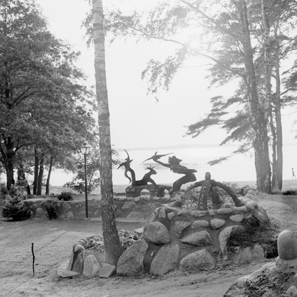 Robert Strands träskulptur vid Strandängen i au...