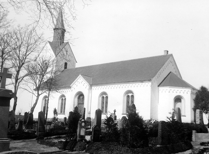 Holmby kyrka. Foto åt nordnordväst.
