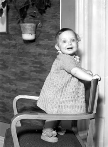 Larsson tösen stående i stol Arkelstorp.