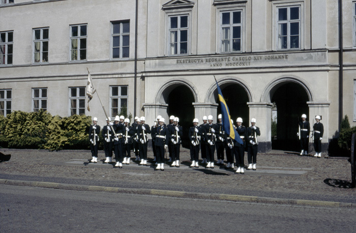 Kristianstad 375 år. Militärparad framför Stora...