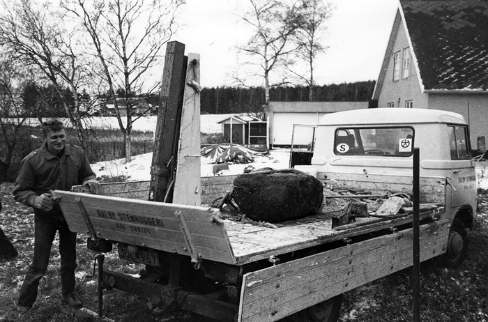 Runstenen i Vismarlöv hämtas för konservering.