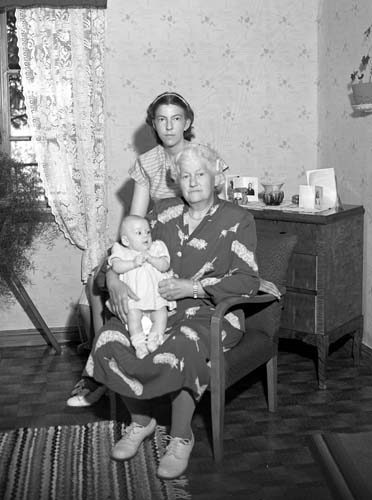 Nils Nilssons fru 3 generationer (Karin) Vånga.