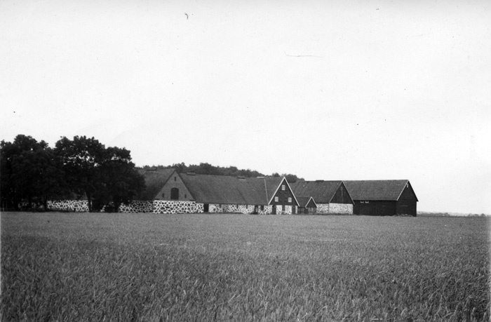 Carlsfälts gård 1700- 1800-tal. Ägare 1952 var ...