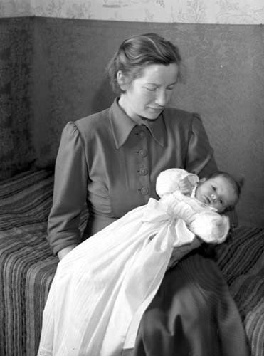 Hilbert Nilssons fru Ruth med dottern Marita, R...