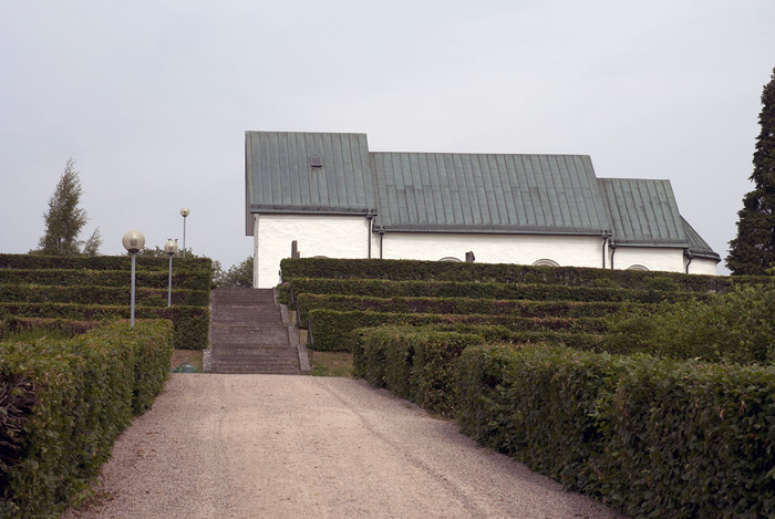 Grusgången och trappan upp till Linderöds kyrka...