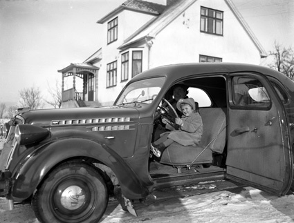 Frits Nilsson Ulla i bilen närmast Oppmanna.