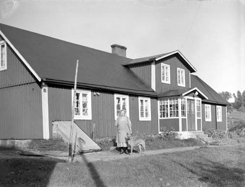 Aug Svenssons huset frun  o hund Skärsnäs.